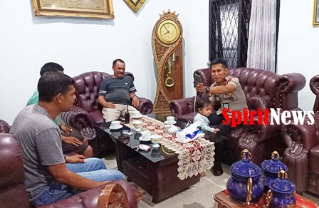 Kapolsek Tinggimoncong, Silaturahmi Dan Melepas Kerinduannya Dengan Ayah Angkatnya