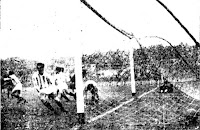 REAL VALLADOLID DEPORTIVO. Temporada 1956-57. En las postrimerías del partido, Murillo marca el gol de la victoria y corre a abrazar a sus compañeros. REAL VALLADOLID DEPORTIVO 3 R. C. DEPORTIVO DE LA CORUÑA 2 Domingo 23/12/1956, 15:30 horas. Campeonato de Liga de 1ª División, jornada 15. Valladolid, estadio Municipal de Zorrilla. GOLES: 1-0: 4’, Badenes. 1-1: 24’, Tomás. 1-2: 48’, Sierra. 2-2: 68’, Lesmes I. 3-2: 83’, Murillo.
