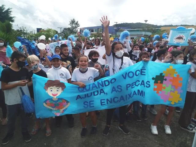 Passeata de conscientização sobre o Autismo reúne cerca de 200 pessoas