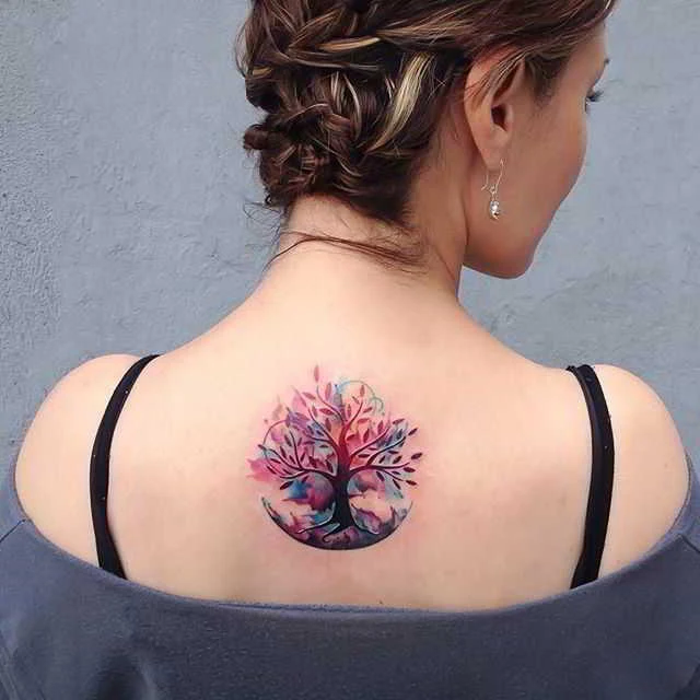 Una mujer con tatuaje femenino