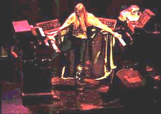 El teclista Rick Wakeman con su típica capa para las presentaciones en directo de su música y la del grupo Yes