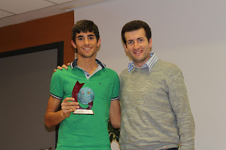 Xabier Tijero recibe el premio de manos del concejal Gorka Zubiaurre