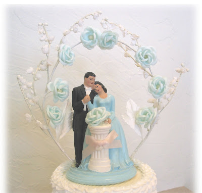 Vintage Wedding Topper on Here Come The Vintage Brides  Gorgeous Blue Cake Topper