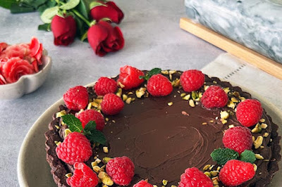 Como-fazer-Torta-de-Chocolate-com-Abacate-decorada-com-Framboesa-e-Pistaches