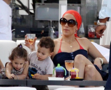 jennifer lopez twins 2009. jennifer lopez twins pictures