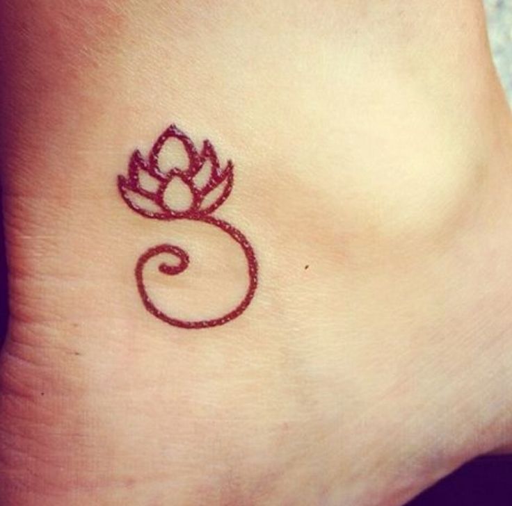 Bonito pequenos e simples lotus tatuagem para mulheres