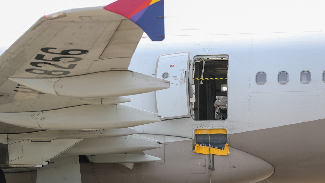 Pasajero abre puerta de un avión minutos antes de aterrizar