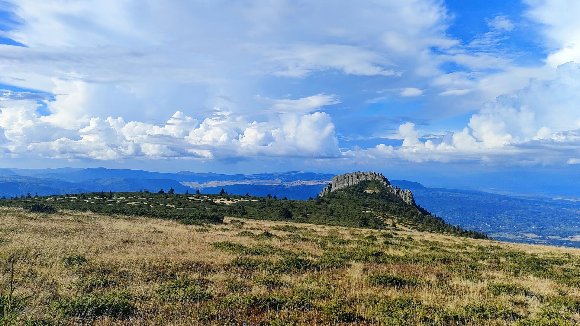 Creasta Cocoșului văzută de la Gutâiul Doamnei