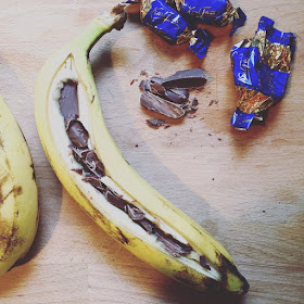 suklaabanaani valmistuu tekemällä banaaninkuoreen pitkittäinen viilto ja tunkemalla suklaata banaaniin koko matkalta