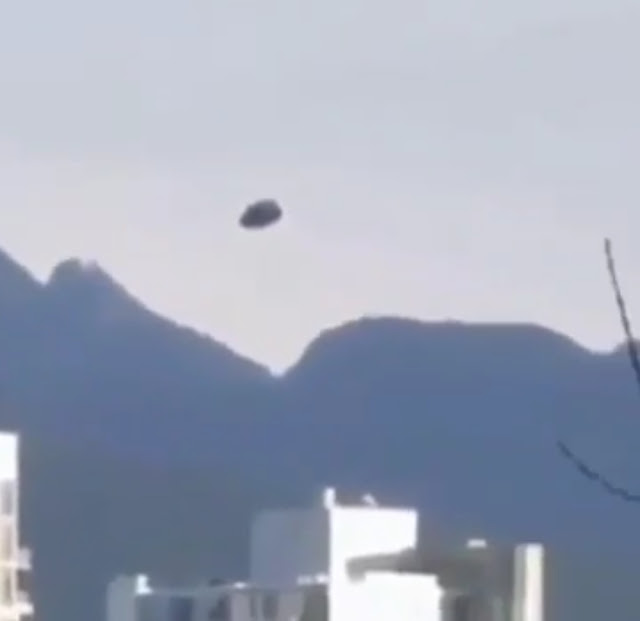 Daylight UFO sighting over Mexico.
