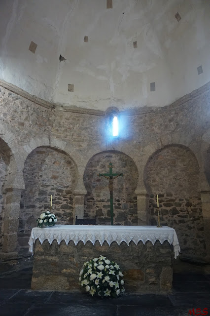 En Santo Tomás de las Ollas, al lado de Ponferrada, se encuentra el templo más antiguo de la provincia de León (siglo X), una joya del arte mozárabe español.