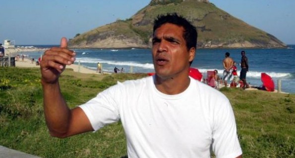 Após habeas corpus, líder dos bombeiros grevistas continua preso no Rio
