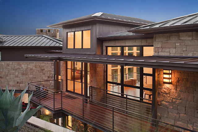 Photo of back facade and balcony of contemporary home in Austin