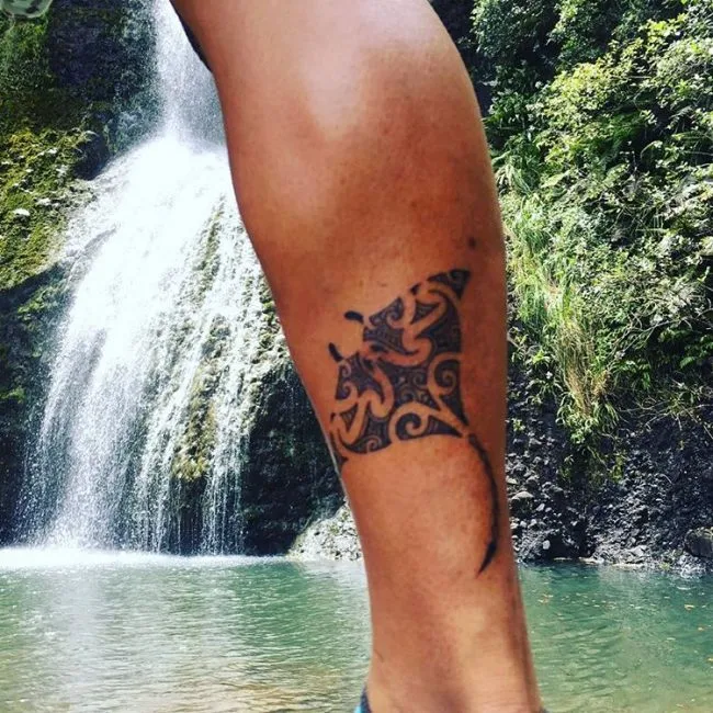 tatuaje de mantarraya en el gemelo