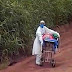 Enfermeira empurra maca em trecho de terra da Transmazônica após bloqueio de caminhões