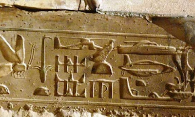 Supuestas naves y OVNIS en jeroglíficos egipcios