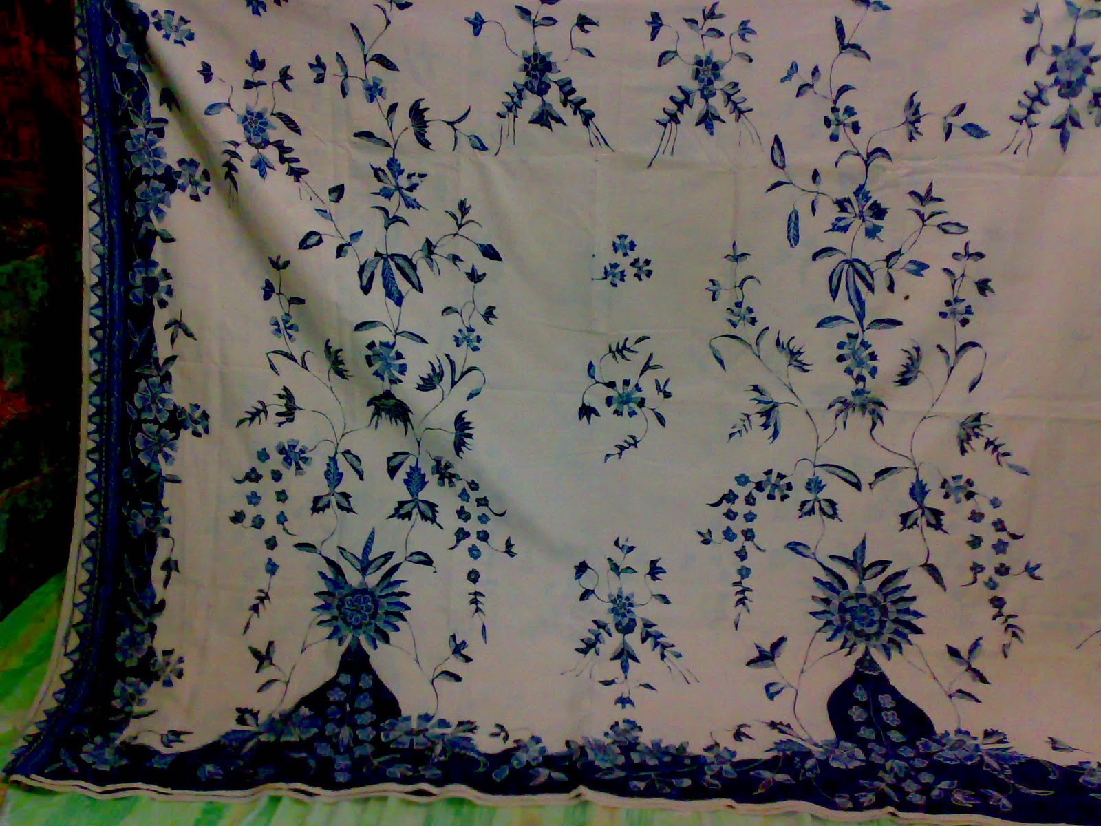  Batik  Trusmi Cirebon Motif Flora Biru dan Dua Pasang Guci