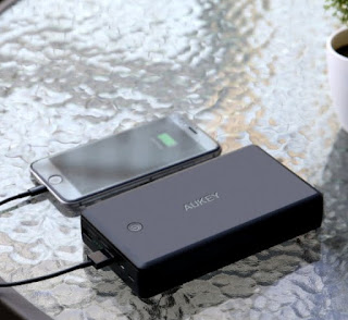 power baknk terbaik 2020 Aukey Lightning Power Bank 30000 