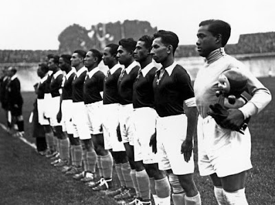 Tim Nasional Hindia-Belanda berbaris untuk mendengarkan lagu kebangsaan, sebelum memulai pertandingan mereka melawan Hongaria
