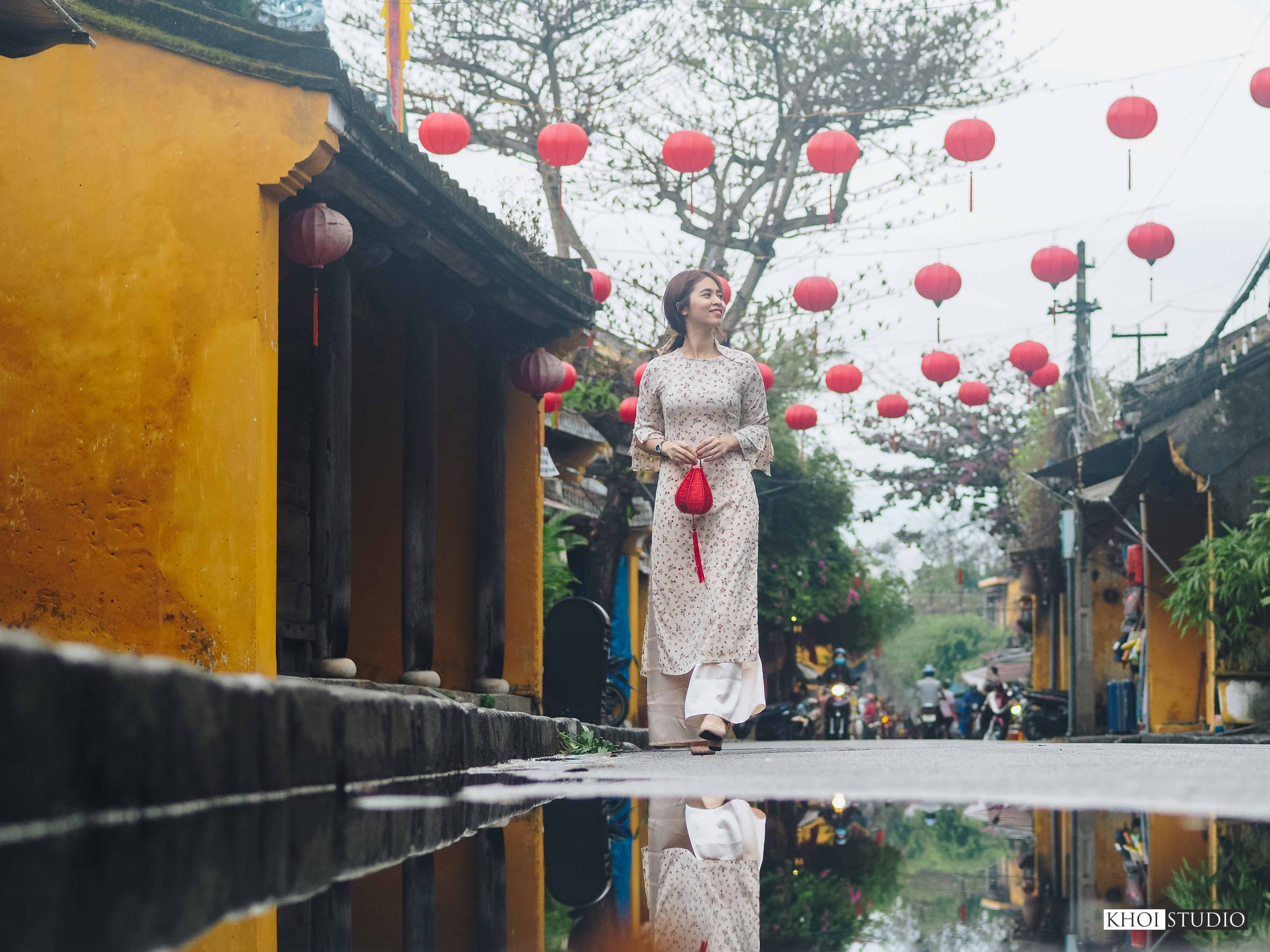 find-a-travel-photographer-in-da-nang-hoi-an-take-photos-of-ao-dai-in-the-rainy-season-in-the-old-town