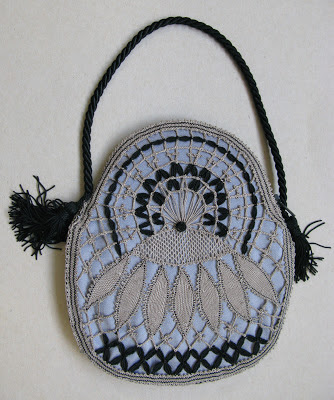 bolso hecho con encaje de bolillos en gris y negro