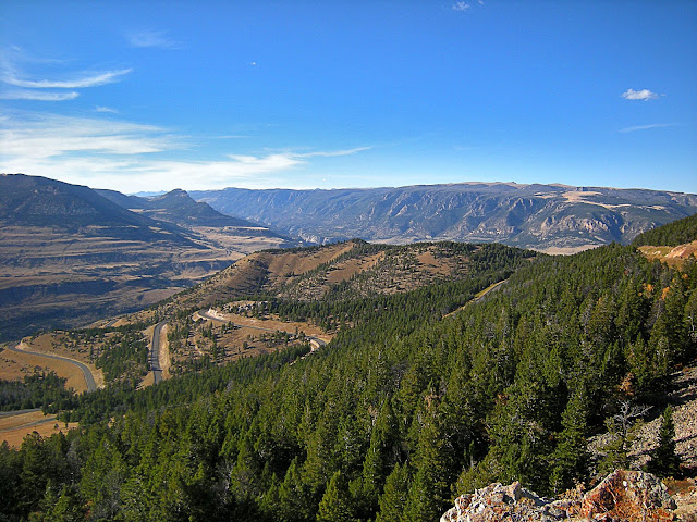 Cody Wyoming geology travel field trip folding anticline great unconformity Heart Mountain detachment Yellowstone Absaroka volcanic copyright RocDocTravel.com