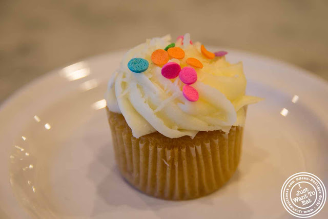 image of vanilla and coconut cupcakes at Molly's cupcakes in the West Village, NYC, New York