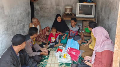 Sampaikan Pesan Kamtibmas, Bhabinkamtibmas Polsek Banjar Polres Pandeglang Sambangi Warganya