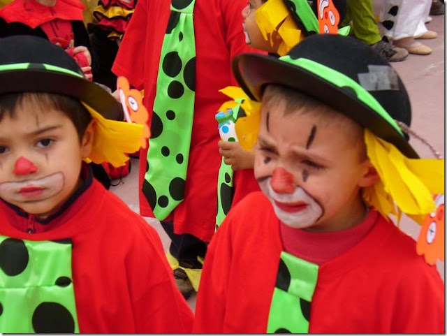 disfraz-de-payaso-hecho-con-bolsas-de-basura 