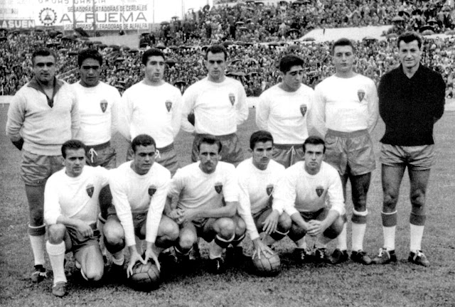 REAL ZARAGOZA C. D. Temporada 1960-61. Yarza, Benítez, Isasi, Alustiza, Reija, José Luis y Las Heras (portero suplente). Miguel, Marcelino, Murillo, Duca y Carlos Lapetra. REAL ZARAGOZA C. D. 4 CLUB ATLÉTICO DE MADRID 1. 18/09/1960. Campeonato de Liga de 1ª División, jornada 2. Zaragoza, estadio de La Romareda. GOLES: 1-0: 2’, Marcelino. 1-1. 8’, Mendonça. 2-1: 28’, Duca. 3-1: 72’, Murillo. 4-1: 77’, Murillo.