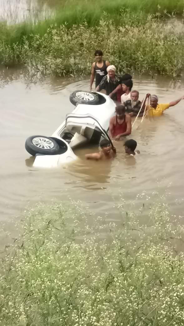 तुलशीपुर मोटरसाइकिल सवार को बचाने में स्विफ्ट डिज़ायर कार तालाब में गिर गई महिला एंव बच्चों सहित 6 लोगों की दर्दनाक मौत हो गयी #Uttarpradesh News 