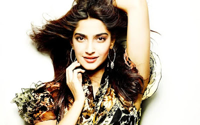 Some Sparkle and Lots of Shine! Sonam Kapoor Looks Resplendent in Her Traditional Itrh Outfit.