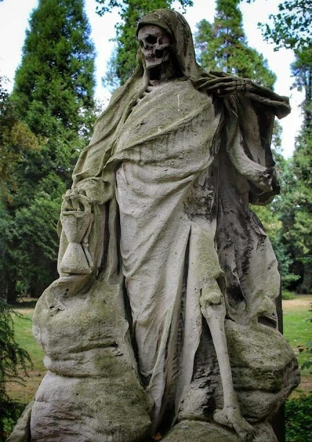 Escultura con la figura de la muerte en un cementerio sin identificar 🤷