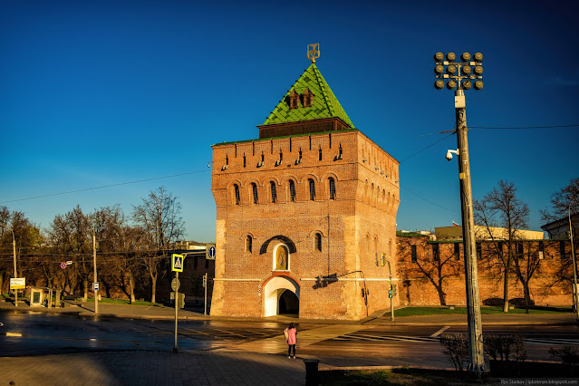 Дмитриевская башня в утренних лучах