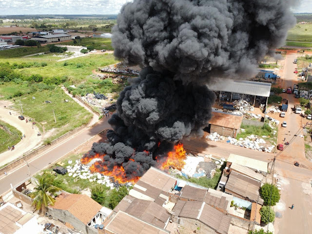 Incêndio em Depósito de Material Reciclável é Controlado em Luís Eduardo Magalhães: Bombeiros e Prefeitura Atuam Rapidamente para Evitar Propagação*