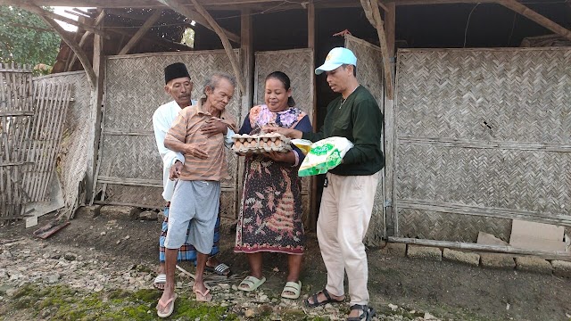 Peringati 1 Muharrom Keluarga Besar AWAS Datangi Keluarga Kurang mampu dengan Kondisi Rumahnya sebagian Roboh dan lama Sakit Lumpuh