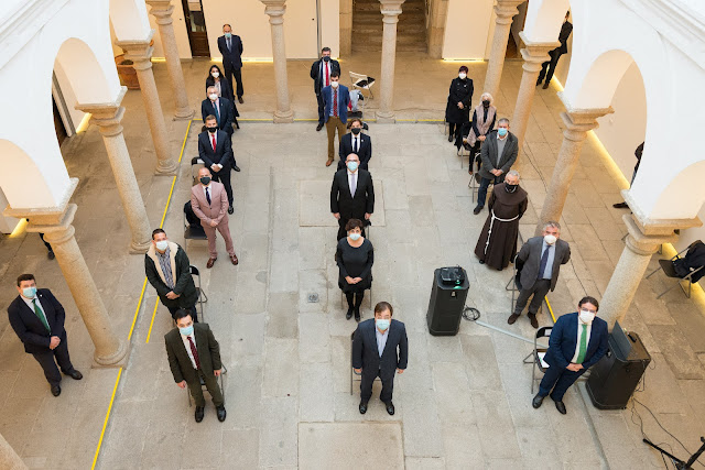 Foto de grupo en la que aparecen los premiados y las autoridades que entregan los premios