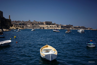 dfhoto publica tus fotos Foto panóramica de una barca con Valleta de Fondo en Malta