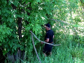 1306261 Jun 19 Terry Looking For Cache