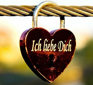 Wenn dich die Liebe erschreckt, weil du in der Vergangenheit verletzt wurdest oder dir Sorgen machst, eine Verpflichtung einzugehen, lege diese Ängste für einige Momente beiseite. Fragen Sie sich mit furchtlosem Herzen, wo Sie sind. Was sagt dir dein Herz? Sie sehen, wenn es um Herzensangelegenheiten geht, ist es immer am besten, mit dem "Herzen" zu gehen.    Oft gibt es sensorische Hinweise, lange bevor eine Person die Worte "Ich liebe dich" aussprechen kann. Brillante Köpfe können die Liebe verdrängen, weil sie dazu neigen, Gefühle zu intellektualisieren, anstatt sich von den Gefühlen leiten zu lassen. Ich glaube, es ist eine Theorie der Quantenphysik, dass Sie nicht tief begehren können, was Sie nicht tief begehrt. Menschliche Magnetfelder sind stark. Es gibt stille Hinweise, die ständig von allen Lebewesen übertragen werden. Einige Leute nennen sie "Vibes", andere sehen darin einen Zustand der Anziehung. Tatsächlich übertragen wir intrinsische Datenfelder auf Skalarwellen, wie Musik abgespielt wird. Diese morphogenen Feldübertragungen sind unhörbar, aber sehr leistungsfähig. Liebe ist wie eine Flutwelle, die über deine Seele kracht und die Essenz von dir erschüttert. Es ist nicht zu leugnen und es ist unglaublich schön!    Wenn Sie also verliebt sind, wissen Sie es absolut. Sie denken Tag und Nacht an Ihren Partner, fragen sich, was er tut, was er denkt, und vielleicht sehnen Sie sich nach ihm. Möglicherweise stellen Sie fest, dass Sie nicht essen können, nicht gut schlafen können oder Ihre Gedanken zu einem vergangenen Moment wandern, der Sie immer wieder erfreut hat. Sie können versuchen, dieses Ding namens Liebe zu ignorieren, oder Sie können darauf reagieren, indem Sie es teilen. Deine Liebesgefühle zu verbergen ist schmerzhaft, bis es endlich zum Ausdruck kommt. Wenn Liebe ausgedrückt wird, sei es physisch, mental oder emotional, ermöglicht sie einen wechselseitigen Fluss der Lebensenergie hin und her, fast so, als ob eine Wiederbelebung des Geistes stattfindet und das Alte wieder neu wird.