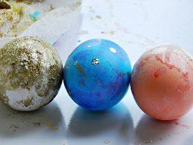 3 Ways to make sparkly Easter eggs #spoonfuloffun #ad