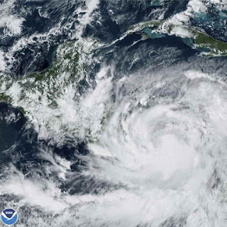 Neste sábado, 8 de outubro de 2022, a imagem de satélite disponibilizada pela Administração Nacional Oceânica e Atmosférica dos EUA mostra a tempestade tropical Julia, no canto inferior direito, às 16h EDT. Julia está ganhando força rumo ao oeste no sul do Caribe, e as autoridades estão se preparando para um possível furacão nas ilhas colombianas e na Nicarágua. (NOAA via AP)