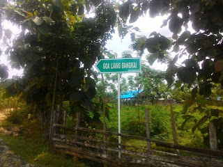 papan penunjuk arah ke Goa Liang Bangkai