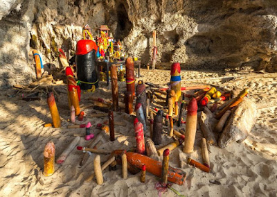 Sagrado Masculino, Sêmen, Falicismo, Falismo, Falo - Falos de madeira "plantados" na caverna Pranang na Ilha Krabi, Tailândia