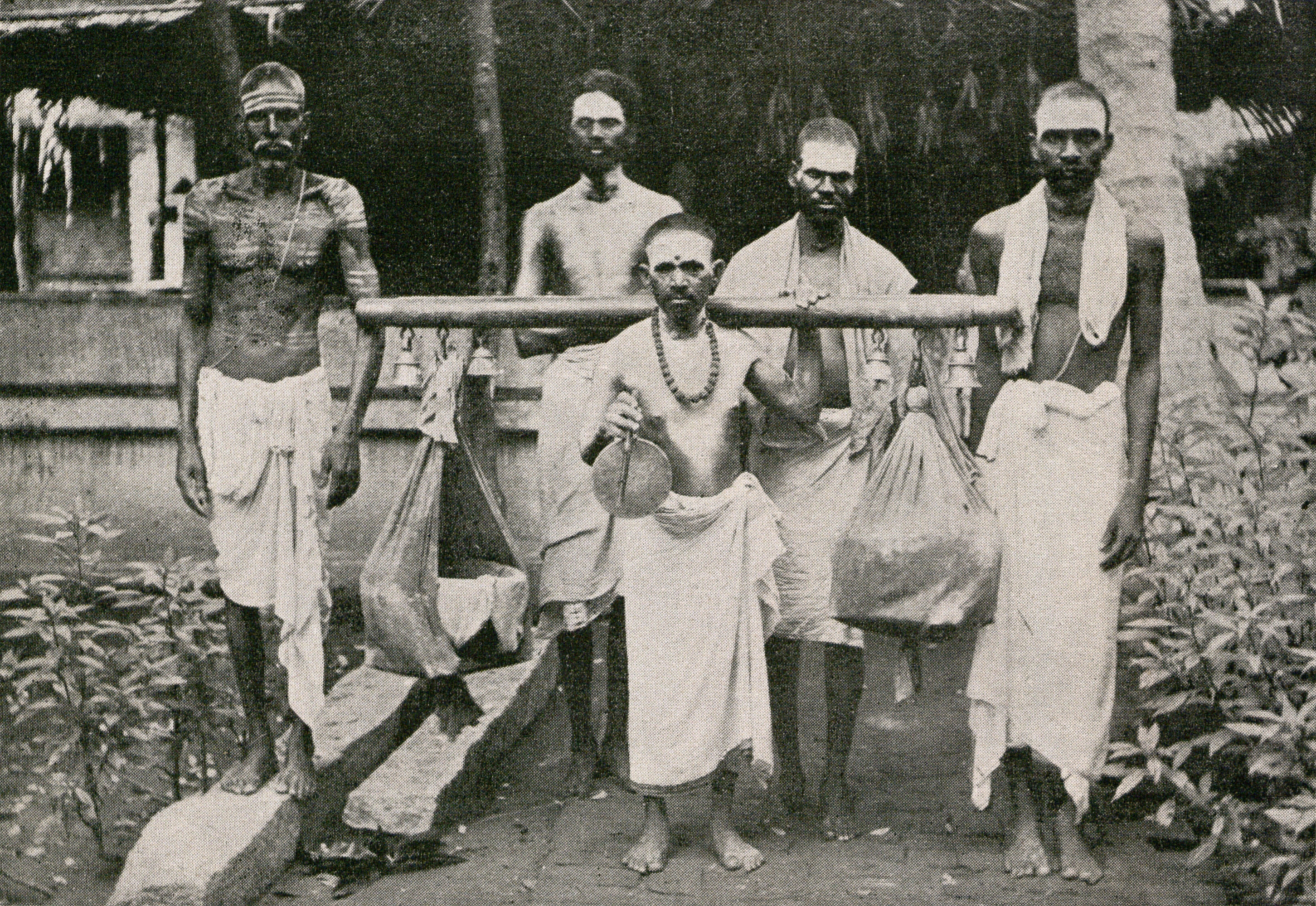 Pilgrims to Palani Murugan (Kartikeya or Subrahmanya) [Arulmigu Dhandayuthapani Swamy] Hindu Temple, Palani, Dindigul, Tamil Nadu, India | Rare & Old Vintage Photos (1905)