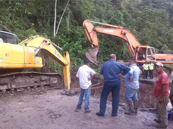 Paso a riesgo en “Mata de Café” en Troncal 5 tras reemplazar tubería a una alcantarilla. Táchira.