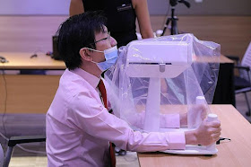 Dr Tay Hsien Ts’ung, Consultant, Department of Vascular Surgery, SGH, demonstrating having a test done by the SwabBot.