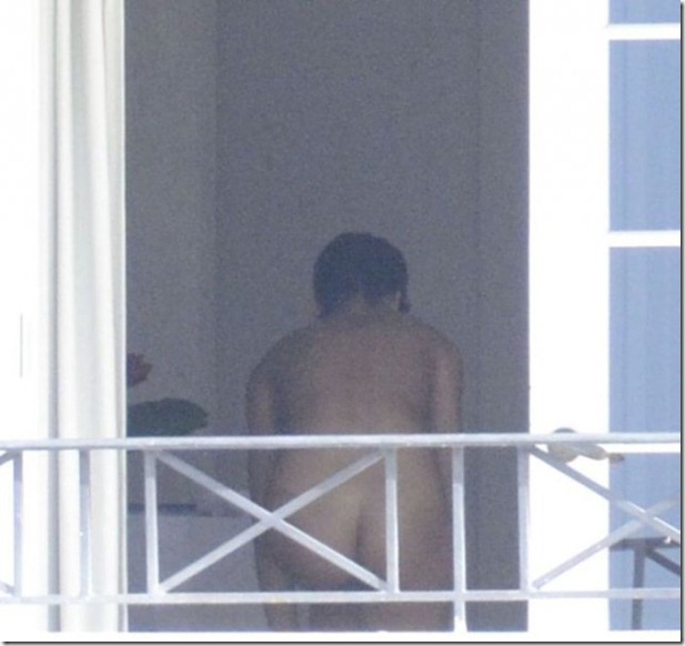 rihanna-nude-balcony-3