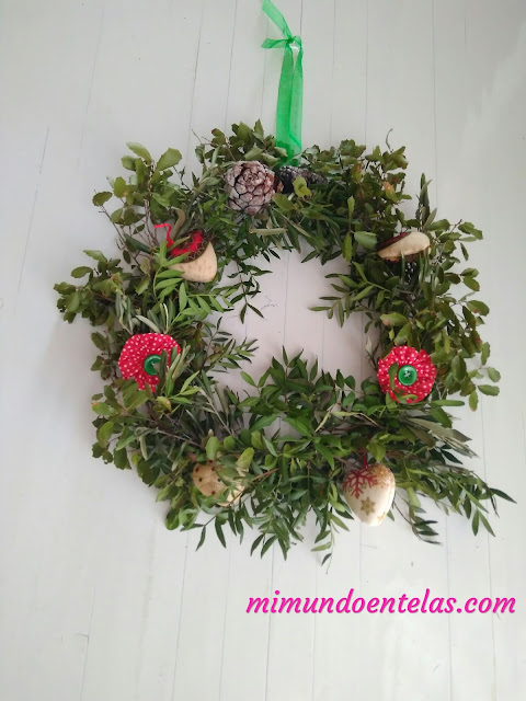 como hacer coronas de navidad con plantas naturales