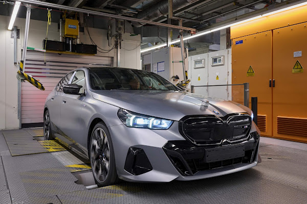 Novos BMW Série 5 e i5 2024 elétrico têm produção iniciada na Alemanha